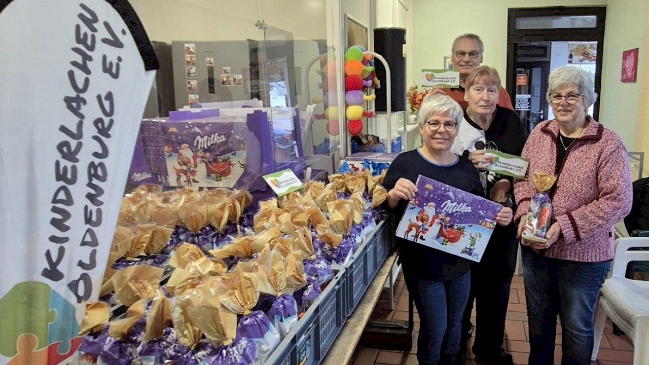 Ulrike mit Adventskalender und dem Speisekammerteam  am 25.11.2024