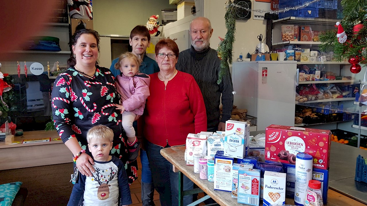 v.l.Kathrin mit ihren Kindern (Kiga), Petra, Erika und Günter (Speisekammer) 20.12.2024